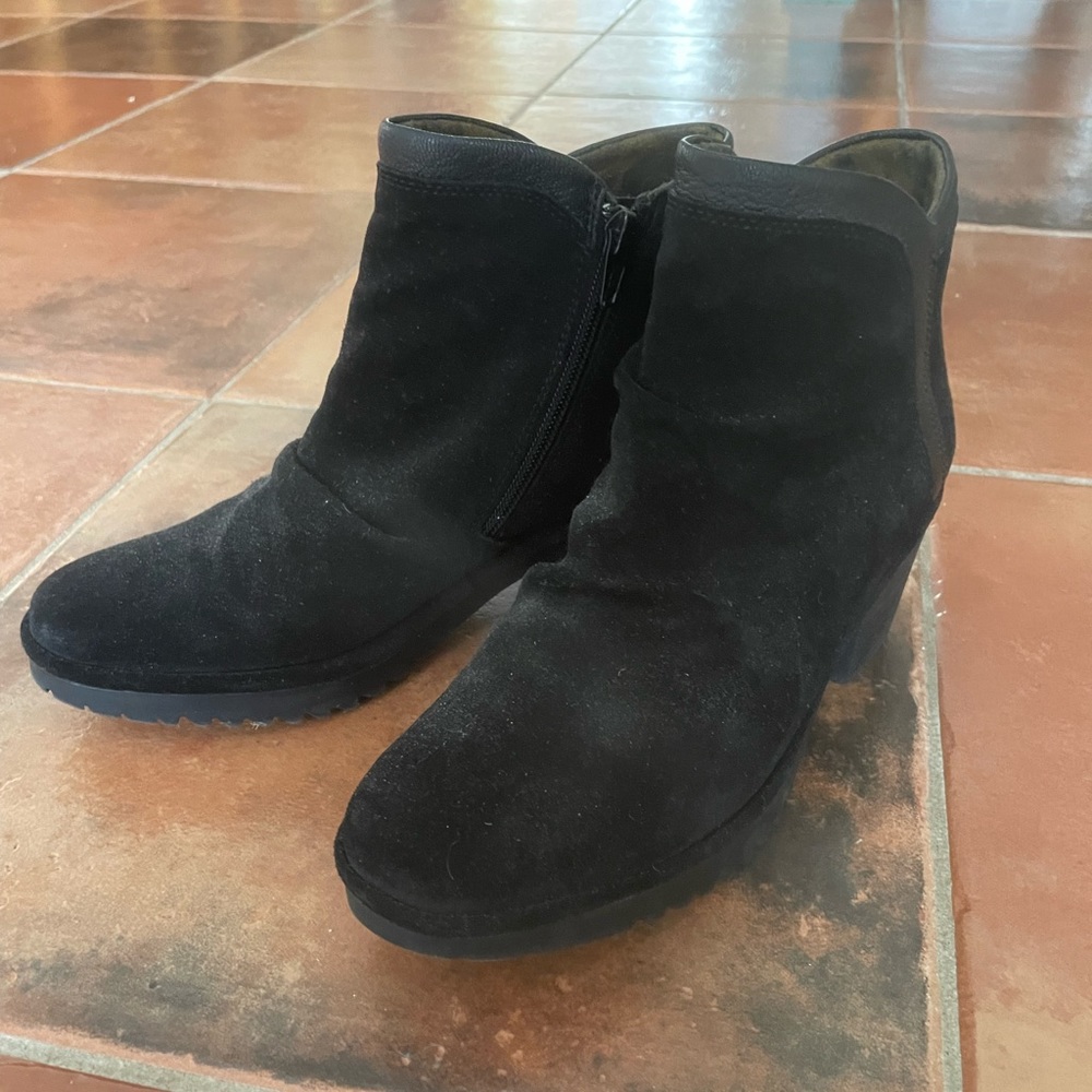 Fly London Wezo Women Ankle Boot, suede, side zip, size 40/8.5-9